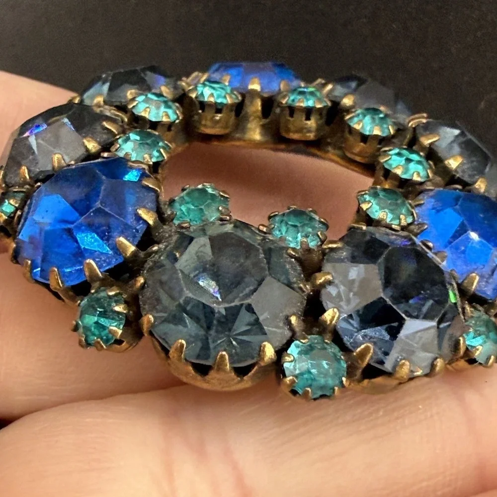 Vintage Rhinestone Brooch‎ Wreath Gold Tone Blue Green Rhinestone Well Made